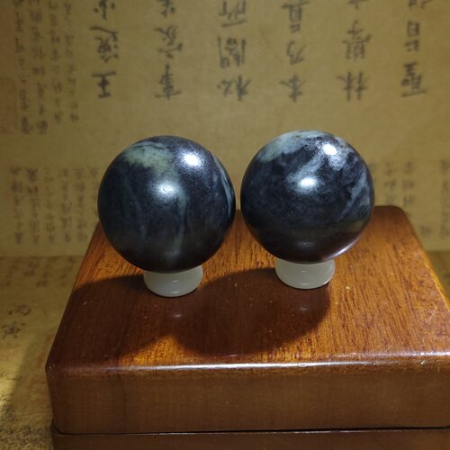 Z071303 新疆的猫116.3克细密天然意境黑白青花墨玉籽料健身球
