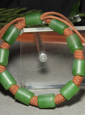 L010902 新疆的猫31.8克油润细腻色调清新的苹果绿碧玉手链和田玉