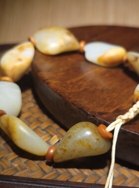 YQ020906新疆的猫42.8克8+2粒挂黄皮的鸡骨白+白玉原籽和田玉手链