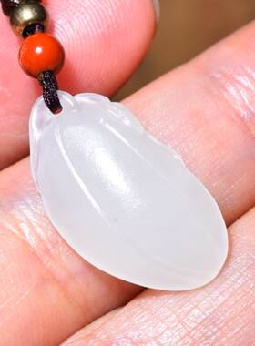 SBH419新疆的猫2.5克，羊脂白玉籽料苏工“福瓜”挂件