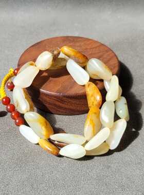 C032502新疆的猫71.7克粒粒真皮色玉质老熟油糯的白玉籽料项链