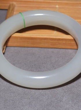 新疆的猫L101101 52.7克内径54.5mm油性极高的青海老坑烟青玉手镯