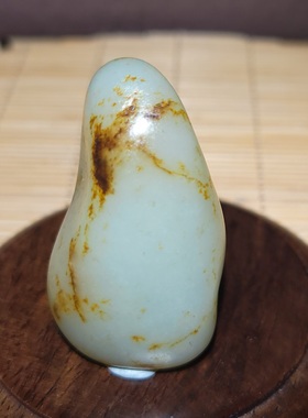 新疆的猫zg101006 28.2克，挂黄褐皮近水滴型超油润白玉籽料