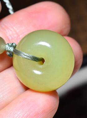 JJ031902新疆的猫8.8克油润细腻的且末黄口平安扣