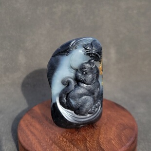 C020206新疆的猫63.6克墨白分明青花籽料巧雕耄耋挂件和田玉