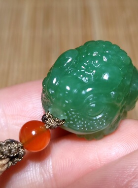 zg011904 新疆的猫13.6克含绳，油亮的和田玉俄碧玉招财金蟾挂坠