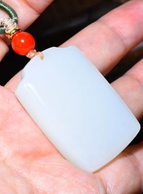 新疆的猫JJ121102  30.9克（含绳）颜色亮白的老俄料羊脂白玉牌子