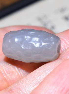 新疆的猫JJ122522  3.8克，肉质细腻烟紫色青海烟青老光珠子