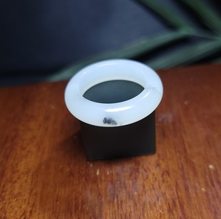 新疆的猫Z122206 3.1克R16.5顶细老熟油润脂白玉底黑白青花籽戒指