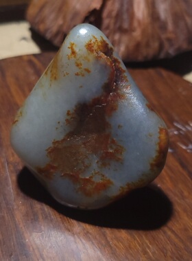 新疆的猫YQ122701 61克特细挂红皮高熟高糯青白玉底青花把件籽