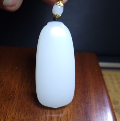 Z061601 新疆的猫37.1克特细油糯留皮黑山山流水羊脂玉平安无事牌