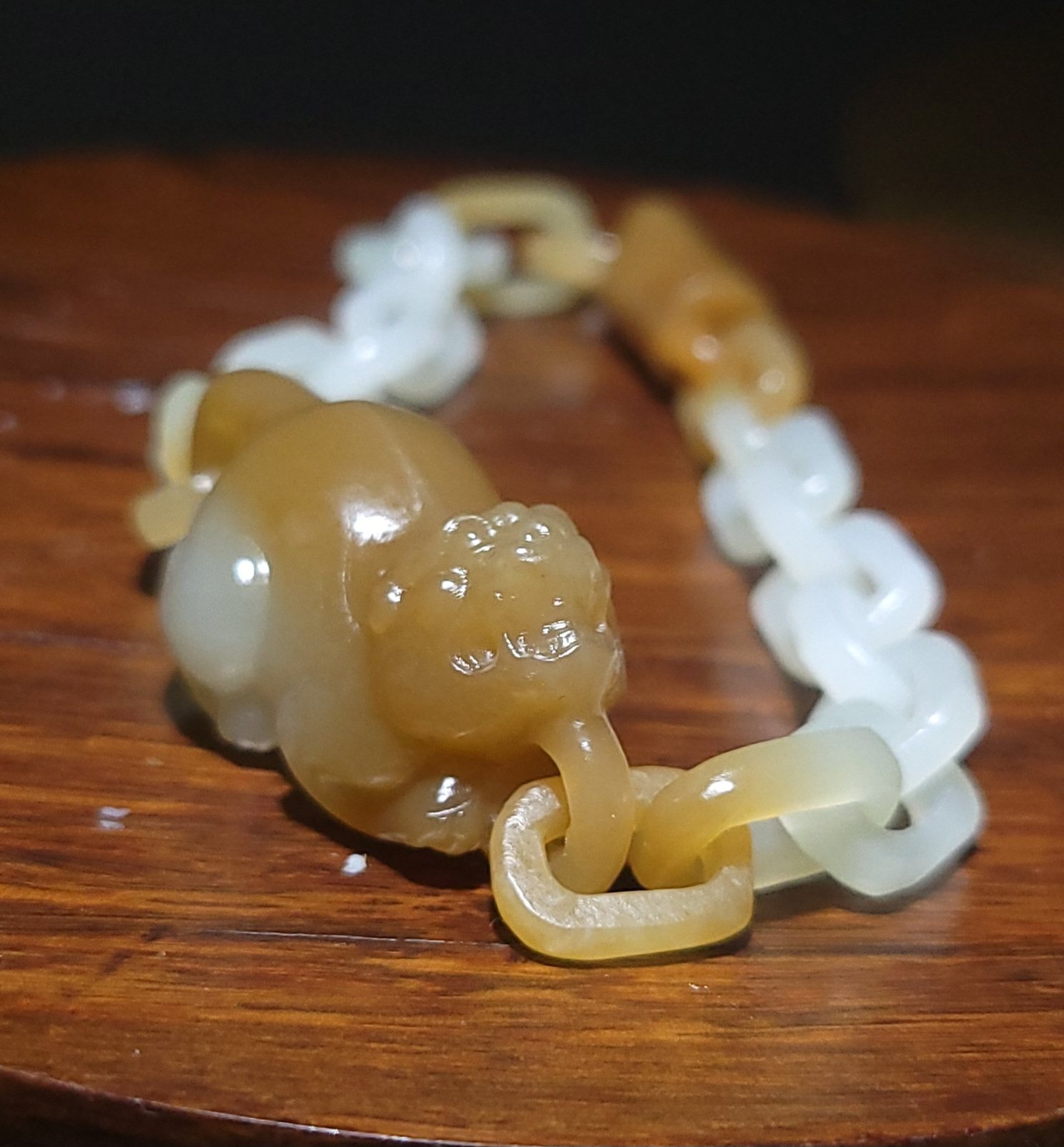 YQ010807 30.9克，顶油高脂粉艳红糖且末糖白玉貔貅一体手链