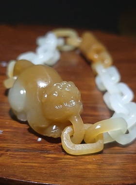 YQ010807 30.9克，顶油高脂粉艳红糖且末糖白玉貔貅一体手链