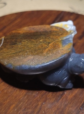 YQ122409 77.3克，油润细腻设计精湛俏色红皮青花籽料玄武把件