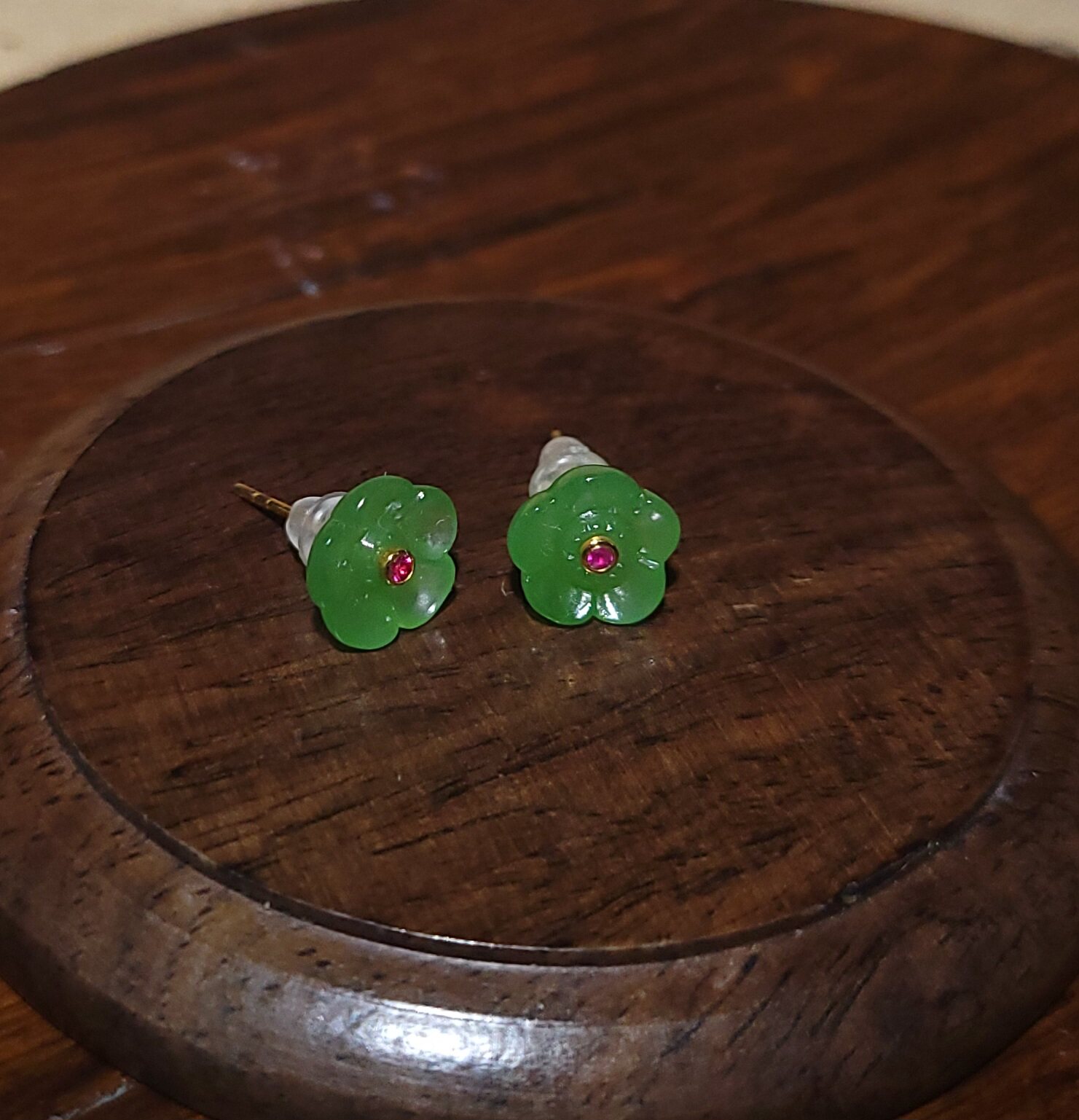 YQ030209新疆的猫1.28克精美18k金镶嵌和田玉俄阳绿碧玉花瓣耳钉