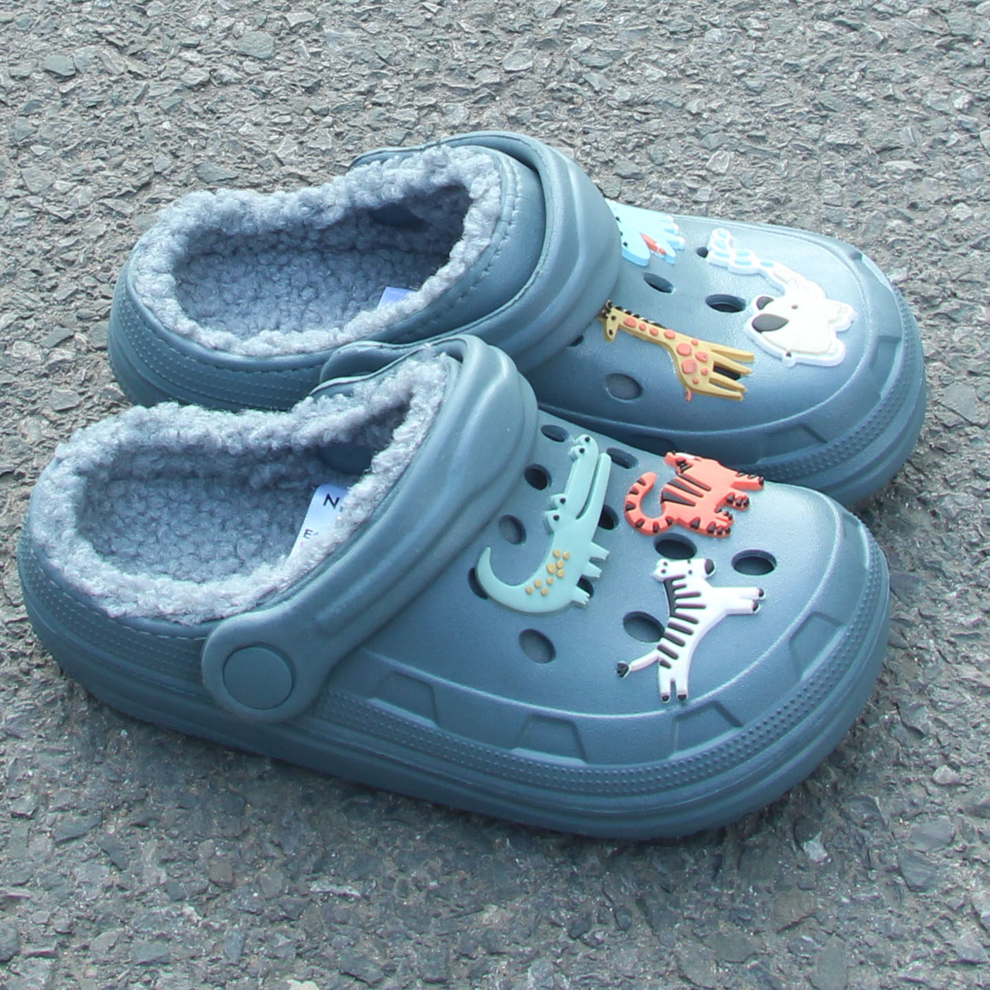 捡漏~大牌洞洞鞋加绒保暖舒适外贸原单童鞋室内拖鞋卡通包头鞋