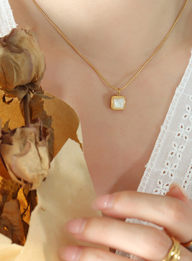 法式ins冷淡风方形白海贝吊坠项链 小众设计圆蛇链钛钢颈链 P069