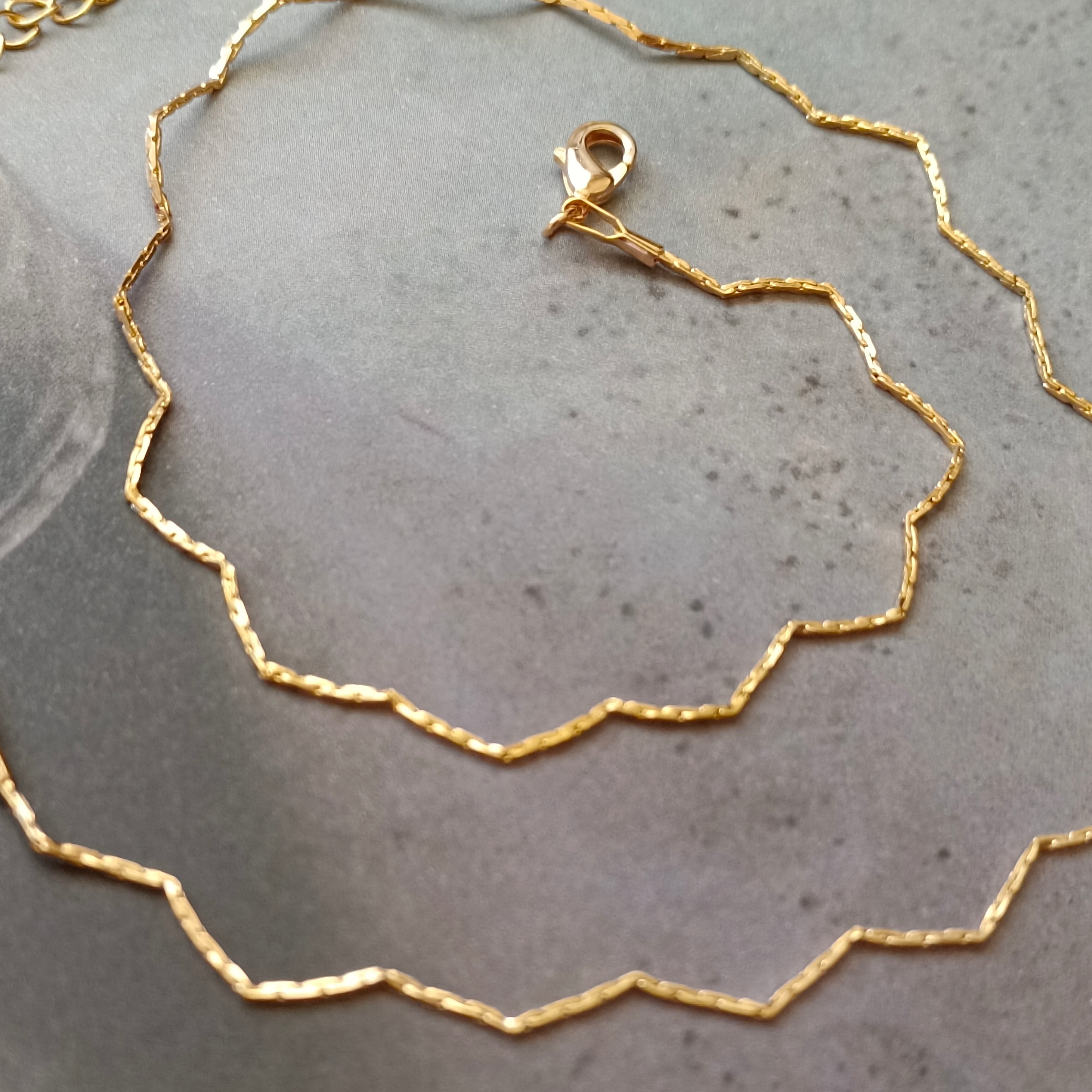 日系高级感简约通勤金色精致蕾丝花边曲线短款项链锁骨链素链女