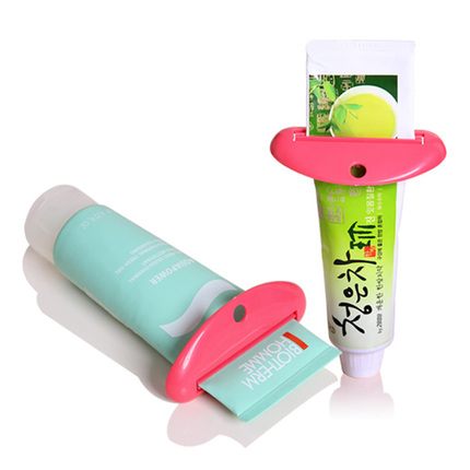 日本家用挤牙膏器 创意牙膏挤压器洗面奶护手霜挤压器可悬挂2个装