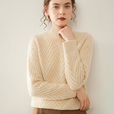 上仰融加厚半高领毛衣