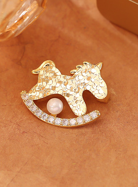超闪锆石碎冰冰淡水珍珠小马胸针轻奢感精致时尚西装大衣配饰