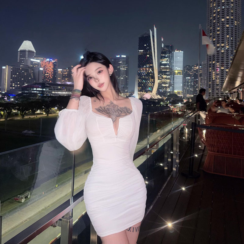 法式赫本风白色长袖深V领灯笼袖连衣裙女收腰包臀短裙性感显瘦