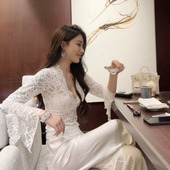 修身 镂空喇叭袖 T恤自带氛围感 性感辣妹纯欲白色蕾丝上衣v领长袖