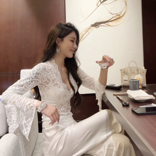 性感辣妹纯欲白色蕾丝上衣v领长袖T恤自带氛围感的镂空喇叭袖修身