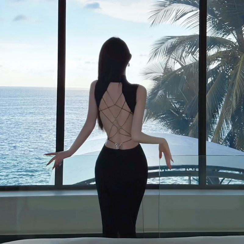 海边度假三亚旅游性感挂脖露背连衣裙女气质修身显瘦包臀长裙辣妹