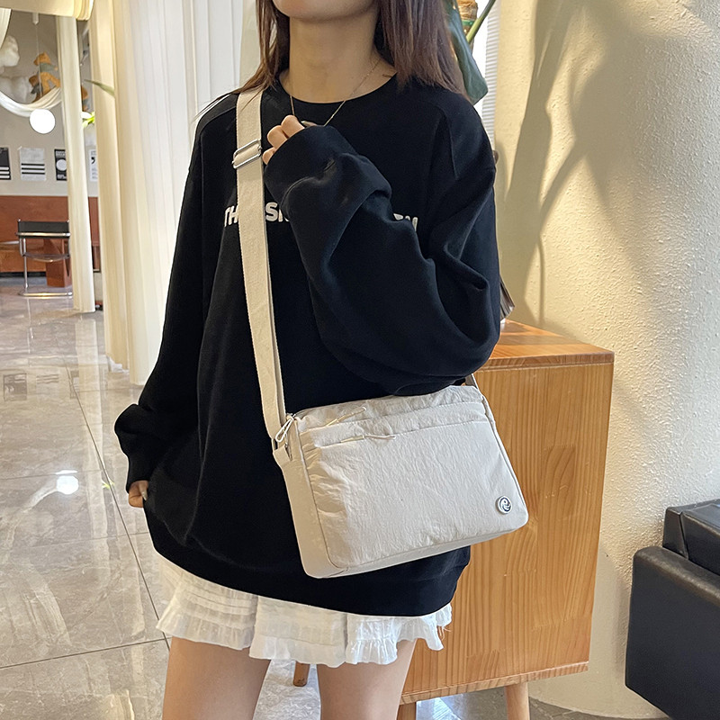 2026新款时尚百搭单肩包女斜挎包轻便大容量简约小包多隔层族行包
