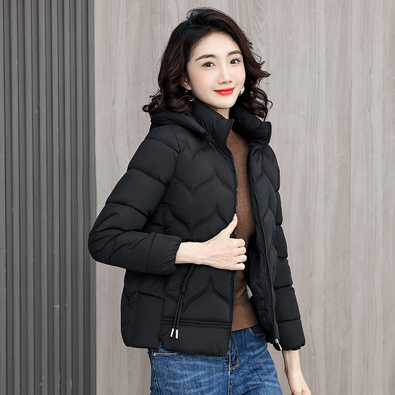 2025秋冬季短款棉服女上衣保暖袄子黑色带帽棉衣妈妈装防寒服冬装
