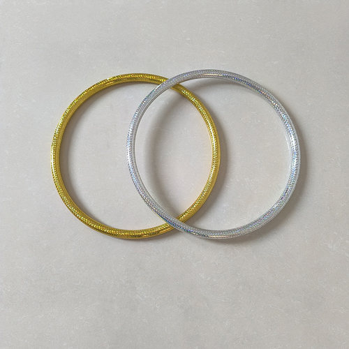 儿童表演彩色艺术体操圈