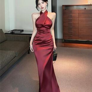 缎面小众款气质吊带挂脖连衣裙2025秋冬新款晚礼服年会露背长裙