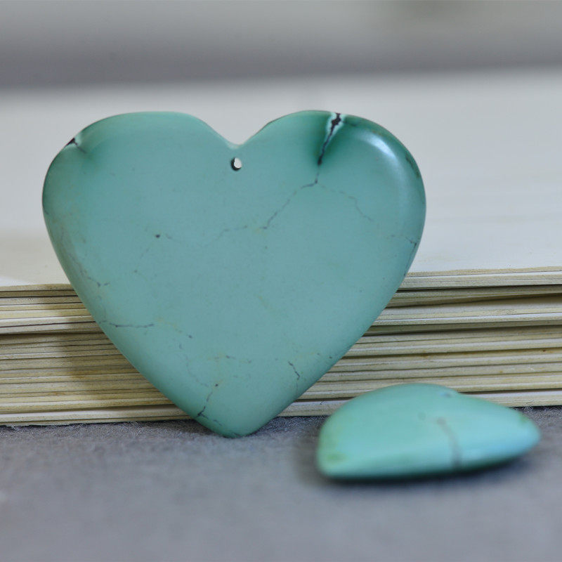 原矿天然绿松石 桃心雕刻心型吊坠项坠原石无优化散珠配饰diy饰品