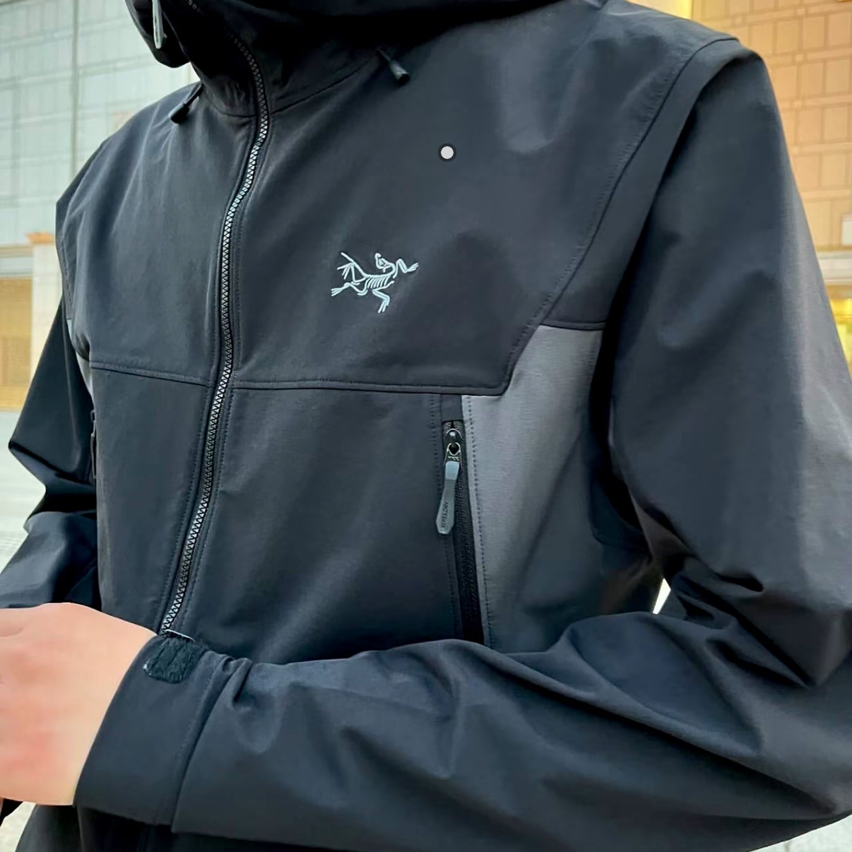 Arcteryx始祖鸟SERRATUS 登山攀岩系列 HOODY 刺绣软壳外套男款
