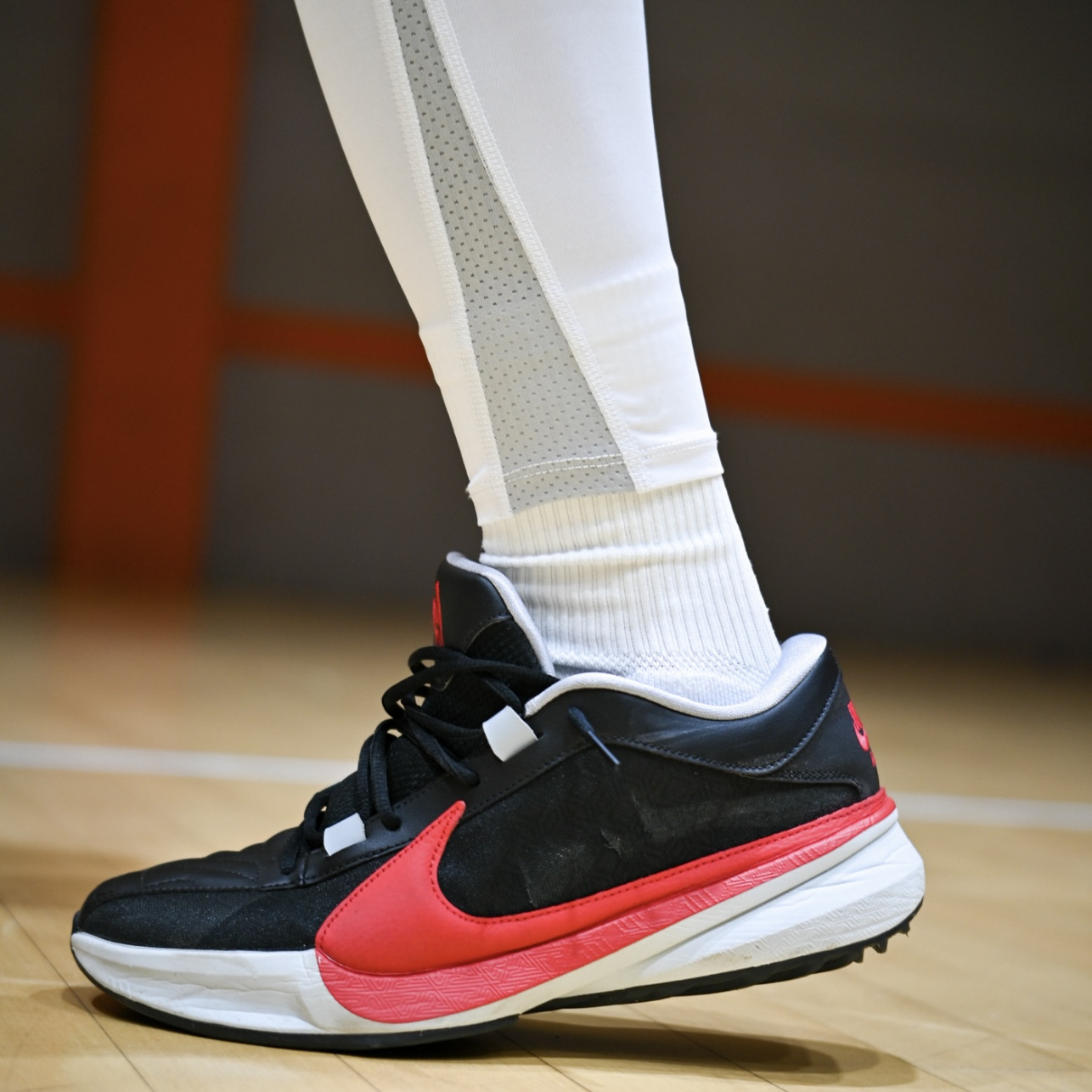 Nike Freak 5 圆头舒适低帮篮球鞋男款黑红