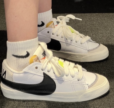 耐克黑白高帮休闲板鞋