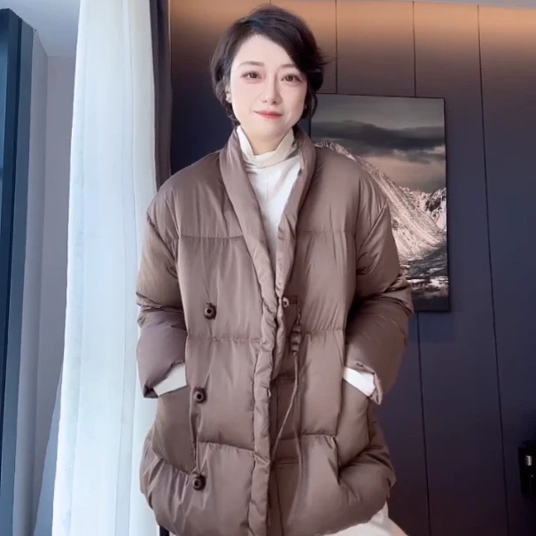 【U.M】新中式国风缎面V领绣球扣羽绒服保暖气质