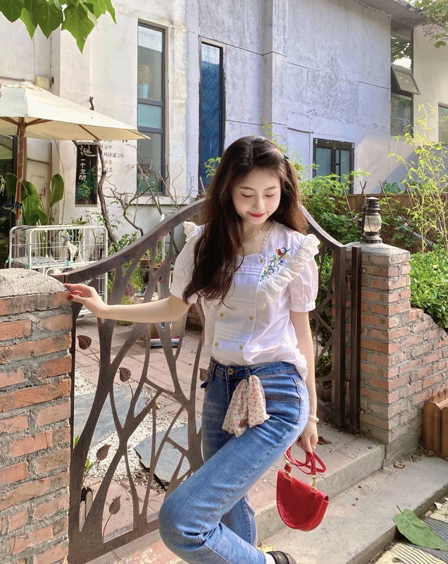 Real time monitoring of the ancient sense of vine flower shirt pure cotton French Embroidery Flower palace shirt