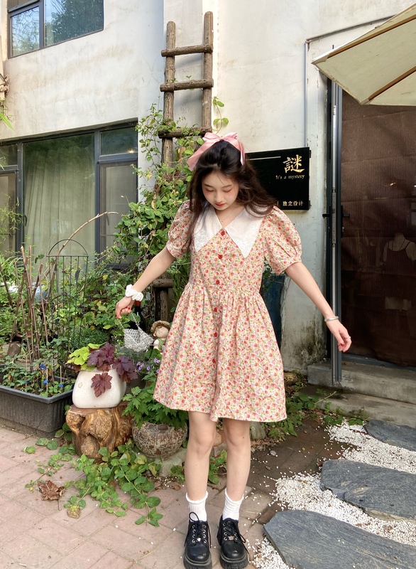 Real video surveillance Lovely Flower God rose Girl Pink French bubble sleeve pink white button dress