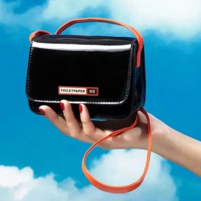 韩国3CE/三熹玉 联名款漆皮斜挎包单肩包化妆包 黑橙撞色 有肩带