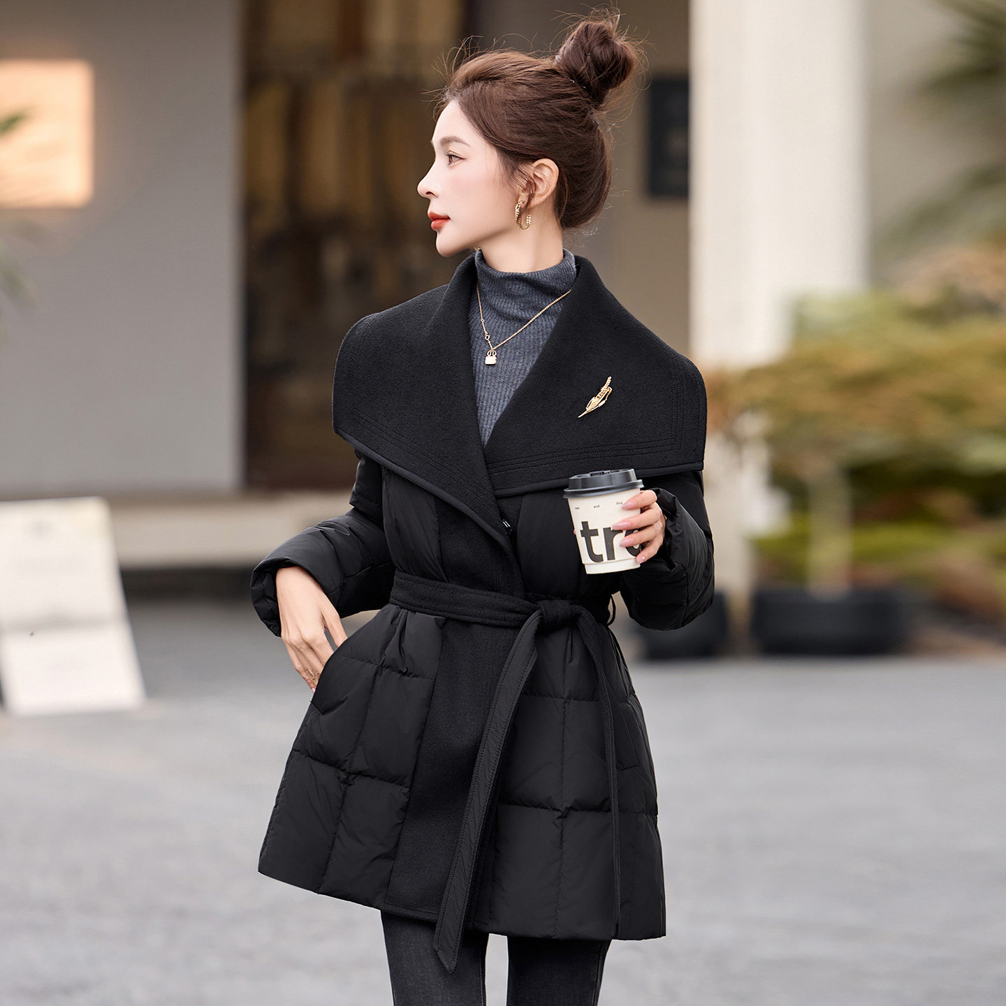 高级感大翻领黑色羽绒服女中长款