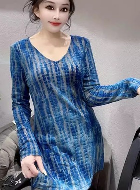 欧货植绒V领扎染印花长袖T恤春秋新款洋气百搭显瘦侧开叉长款上衣