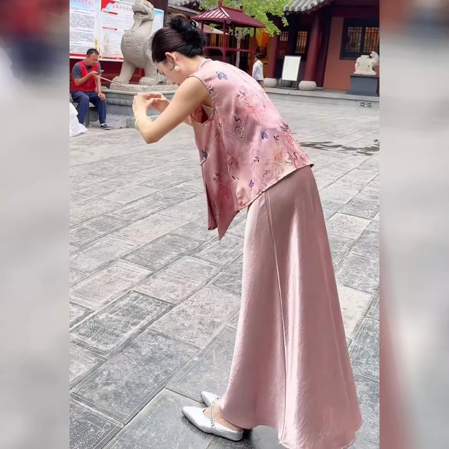 粉色马甲上衣半身裙两件套