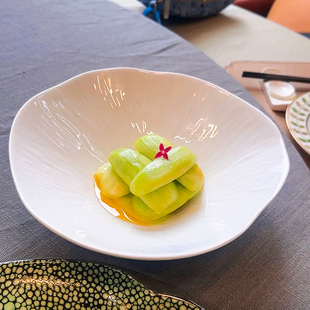 酒店中厨餐具陶瓷异形不规则斗笠盘子白瓷水纹异纹冷菜凉菜会所盘