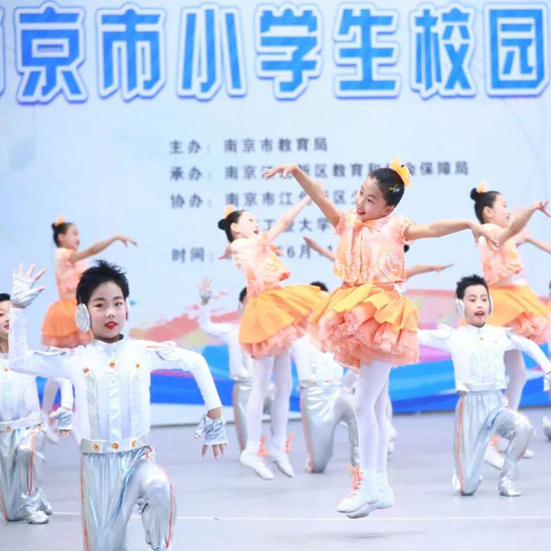 科技智能服装机器人太空服集体舞