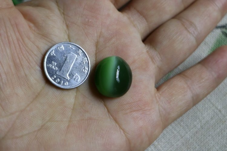 和田玉碧玉鲜绿色菠菜绿宝石光一线天猫眼戒面可镶嵌大戒指吊坠