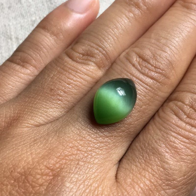 和田玉碧玉阳绿色宝石光一线天超级闪亮活猫眼戒面可镶嵌戒指吊坠