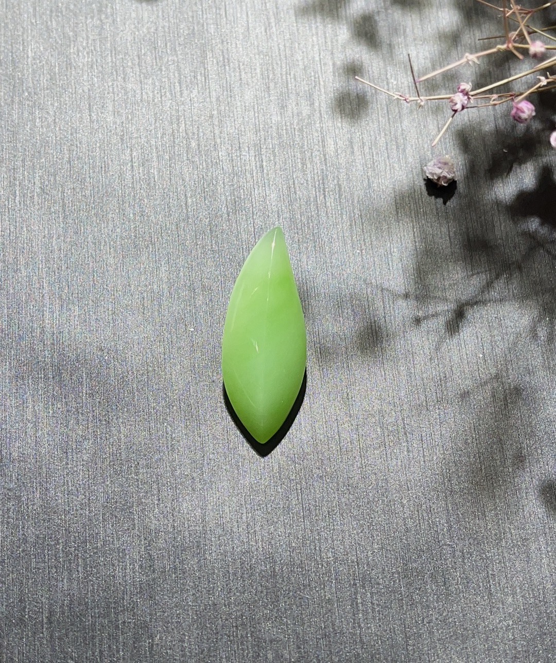 娇艳欲滴清新脱俗的和田玉碧玉乌兰乌德苹果绿柳叶戒面可镶嵌吊坠