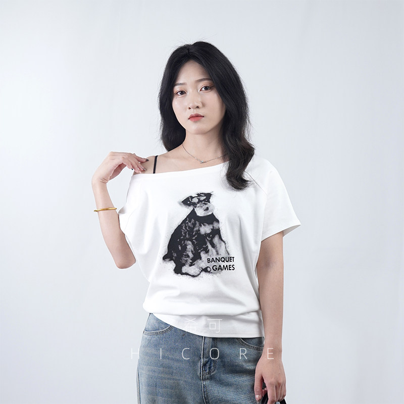 小狗印花斜肩短袖t恤女夏2025夏季新款宽松韩版收腰显瘦露肩上衣
